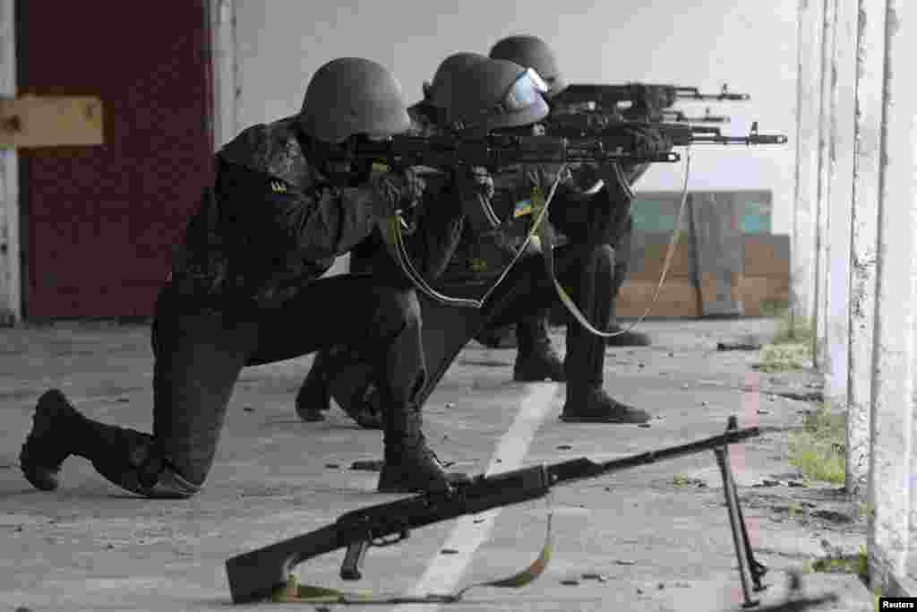 Members of the &quot;Donbass&quot; self-defense battalion train at a National Guard of Ukraine base, near Kyiv, June 2, 2014.