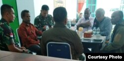 Tim Solidaritas Nduga bertemu TNI untuk mengecek data korban konflik. (Foto courtesy: Theo Hesegem)