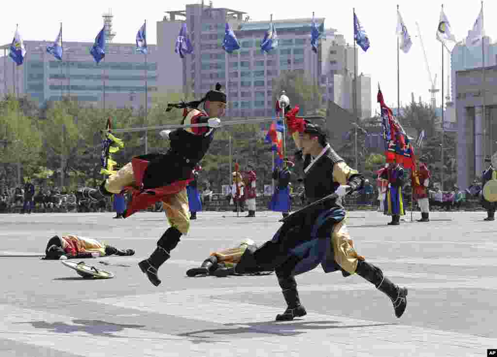 South Korean honor guard soldiers wearing traditional military uniforms demonstrate their martial arts during a weekly performance at Korea War Memorial Museum in Seoul, South Korea.