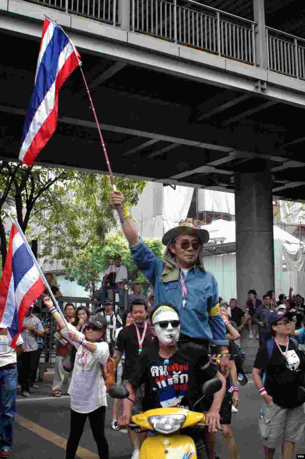 Puluhan ribu warga Bangkok turun ke jalanan, menuntut Perdana Menteri Yingluck Shinawatra mundur. (VOA/Steve Herman)