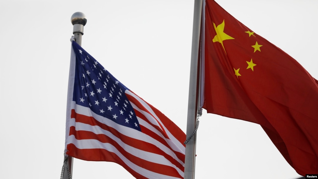 人口学家易富贤认为，中国经济永远超不过美国。图为美中国旗在一家美国公司驻北京的办公楼外飘扬。（路透社2021年1月21日资料照）