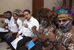 Para aktivis HAM Papua, dari kiri ke kanan: Isay Wenda, Isay Wenda, Charles Kossay, Suryanta Ginting, Arina Elopere, Ambrosius Mulait, dan Anes Tabuni, sebelum persidangan tuduhan makar di Pengadilan Negeri Jakarta Pusat, 19 Desember 2019. (Foto: AP)