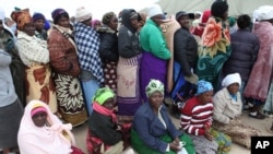 Des Zimbabwéens attendant de pouvoir voter mercredi