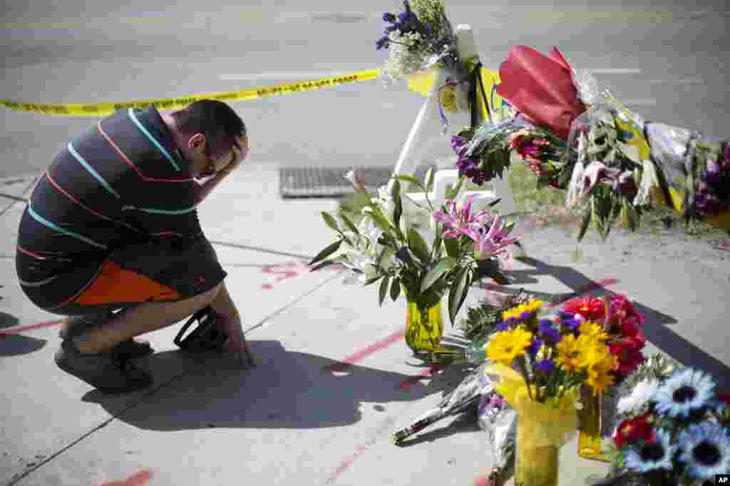 미국 사우스캐롤라이나주 찰스턴의 이매뉴얼 아프리칸 감리교회에서 총기 난사 사건으로 9명이 숨진 가운데,&nbsp; 한 남성이 이들을 기리기 위해 높여진 꽃다발 앞에서 눈물을 흘리고 있다.