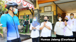 Ganjar Pranowo sidak ke SMPN 33 Semarang mendapati siswa tidak menerapkan Prokes dan meminta guru melakukan perbaikan. (Foto: Courtesy/Humas Jateng)