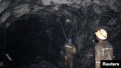 Des mineurs en train de travailler dans une mine de la ville de Bindura, en Zambie, le 7 février 2015.