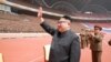 Kim Jong Un saúda o povo