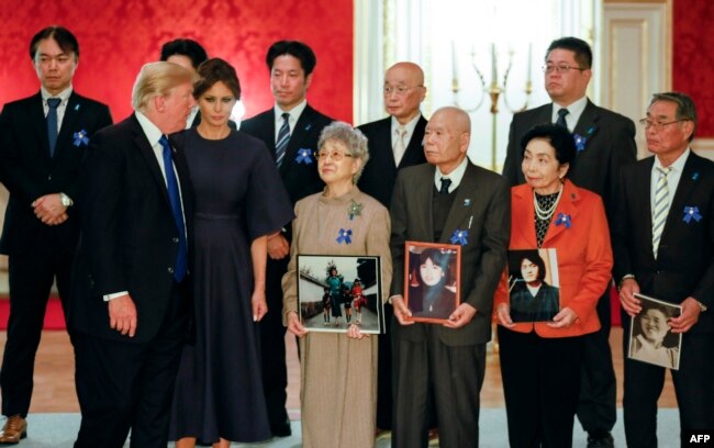 지난 2017년 11월 당시 도널드 트럼프 미국 대통령이 일본에서 납북 피해자 가족들을 만나 위로하고, 문제 해결을 위한 노력을 약속했다.