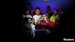 Le président vénézuélien Nicolas Maduro, entouré de sympathisants, après la publication des résultats de l'élection, devant le palais Miraflores à Caracas, au Venezuela, le 20 mai 2018. 