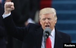 지난 1월 20일 워싱턴 DC 의사당 앞 취임연설 도중 주먹을 들어보이고 있는 도널드 트럼프 미국 대통령.