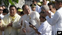President Filipina, Benigno Aquino III (tengah), mendapat sambutan meriah dari anggota DPR setelah menandatangani UU Pengakuan dan Ganti Rugi terhadap Korban HAM (25/2). (AP/Bullit Marquez)