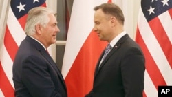 Menlu Amerika Rex Tillerson (kiri) bertemu Presiden Polandia Andrzej Duda, di Warsawa hari Jumat (26/1). 
