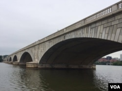 The Memorial Bridge over the Potomac river, looking West to the Arlington cemetery, Aug. 9, 2016. (E. Sarai/VOA)