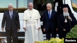 (L-R) Palestinian President Mahmoud Abbas, Pope Francis, Israeli President Shimon Peres and Patriarch Bartholomew, spiritual head of the Orthodox Christians, arrive at the Vatican Gardens to pray together in the Vatican, June 8, 2014. 