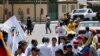 Partidarios de oficialismo apuntan armas en marcha de Guaidó