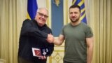 Президент Владимир Зеленский на церемонии награждения американского бизнесмена и филантропа Говарда Баффета орденом Ярослава Мудрого за организацию гуманитарной помощи Украине. Киев, 7 ноября 2022.