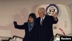 امریکی نائب صدر مائیک پینس اپنی بیگم کیرن کے ہمراہ جاپان کے یوکوتا ایئر بیس پہنچ گئے ہیں