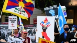 人權活動人士聚集在中國駐洛杉磯領事館外舉行抵制北京2022年冬奧會的抗議活動。（2021年10月12日）