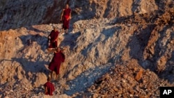 Các nhà sư Phật giáo biểu tình đi bộ từ mỏ đồng Lerpadaung tới thị trấn tây bắc Monywa ở Miến Ðiện.