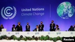 13일 알록 샤르마 COP26 의장(가운데)이 회의장에서 박수를 받고 있다. (자료사진)