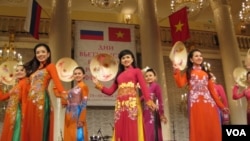 去年夏季，俄越联合在莫斯科等地举办越南文化节活动。（美国之音白桦拍摄）