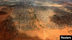 Ảnh tư liệu - Một bức không ảnh cho thấy các nhà tạm tại trại Dagahaley ở Dadaab, gần biên giới Kenya-Somalia.