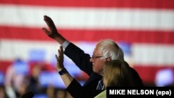 Bernie Sanders saluant ses partisans en compagnie de son épouse Jane, Aéroport de Santa Monica, Californie, le 7 juin 2016. (epa / MIKE NELSON)