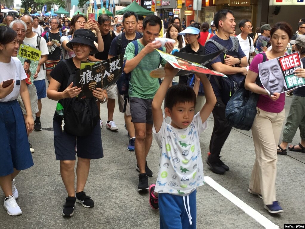 数以万计港人七一大游行捍卫一国两制(美国之音海彦拍摄)