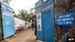 Un soldat ferme la porte d'un bataillon de casques bleus de la Mission de stabilisation de l'Organisation des Nations Unies en République démocratique du Congo (MONUSCO) à Goma, le 8 novembre 2016.