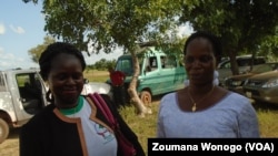 Sophie kaboré, à gauche, en compagnie d'une productrice, au Burkina, le 23 septembre 2017. (VOA/Zoumana Wonogo)