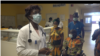 Contrôle de tension sur une patiente au service d’endocrinologie du CHU de Libreville, le 16 novembre 2021. (VOA/Ismael Obiang Nze)