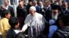 Le pape aux migrants piégés à Lesbos: "vous n'êtes pas seuls"