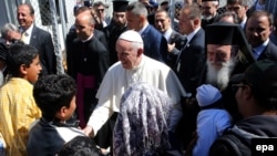 Le pape François, au centre, salue les enfants réfugiés à son arrivée au camp de ces derniers à Moria, sur l’ île de Lesbos, Grèce, 16 avril 2016. epa/ ORESTIS 