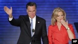 Ann Romney (kanan) bersama suaminya, Capres Mitt Romney, usai menyampaikan pidato pada konvensi nasional Partai Republik di Tampa, Florida (28/8). 