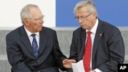 Le ministre des Finances allemand Wolfgang Schäuble (G) et le président de la Commission Européenne Jean-Claude Juncker. (Photo AP) 