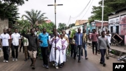 Une procession de catholiques près de l'église St François De Sales, à Kinshasa, le 25 février 2018.