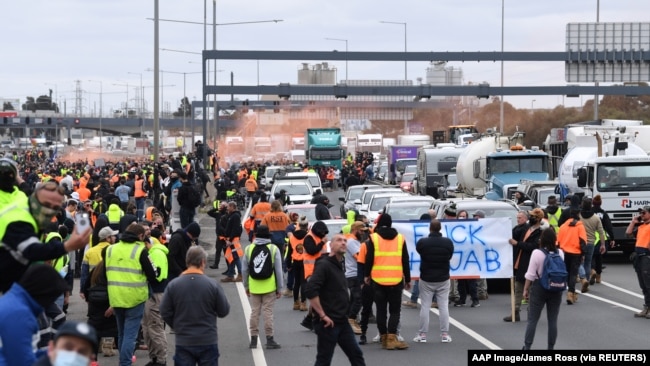 Pekerja konstruksi dan aktivis sayap kanan memprotes pembatasan COVID-19 di West Gate Freeway di Melbourne, Australia, 21 September 2021. (Foto: AAP Image/James Ross via REUTERS)