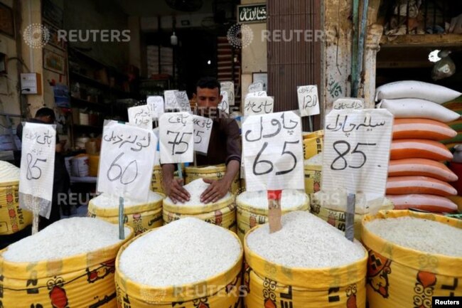 کراچی کی ایک مارکیٹ میں چاول فروخت کے لیے رکھا ہے۔