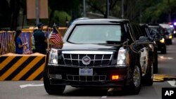خودروی ویژه رئیس جمهوری ایالات متحده در حال ورود به هتل کاپلا در جزیره ستوزا در سنگاپور - ۱۲ ژوئن ۲۰۱۸ 