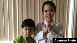 Gerald (kanan) dan adiknya mengikuti sekolah Minggu untuk belajar agama Islam di Alaska (dok: Dewi Loges)