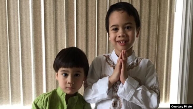 Gerald (kanan) dan adiknya mengikuti sekolah Minggu untuk belajar agama Islam di Alaska (dok: Dewi Loges)