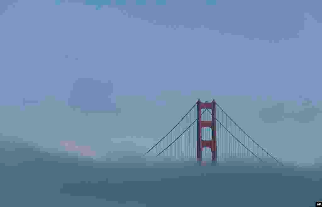 កំពូល​នៃ​ស្ពាន&nbsp;Golden Gate ត្រូវ​បាន​ហ៊ុំ​ព័ទ្ធ​ដោយ​អ័ព្ទ ក្នុង​ទីក្រុង&nbsp;San Francisco សហរដ្ឋ​អាមេរិក។