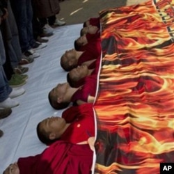 印度达兰萨拉的藏族僧侣11月2日举行活动，声援西藏发生的自焚行动