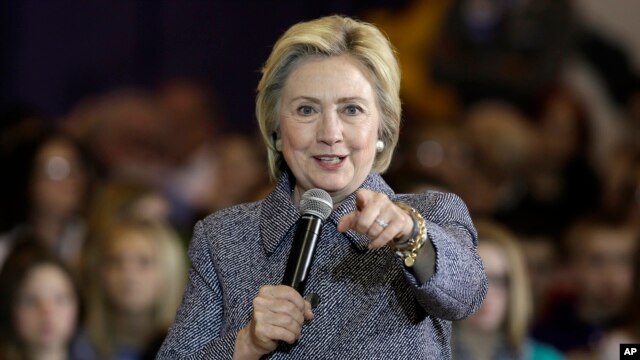Hillary Clinton durante una sesión de preguntas y respuestas en la secundaria Keota, de Keota, Iowa. Dic. 22 de 2015.