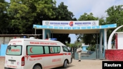 Gari la wagonjwa likibeba wagonjwa baada ya shambulizi kuelekea Madina Hospital mjini Mogadishu Somalia June 15, 2021. REUTERS/Feisal Omar