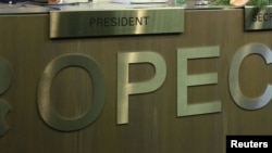 ایگور سچین، مدیر روس نفت، می گوید اوپک مرده است.
