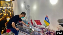 支聯會秘書蔡耀昌在六四紀念館今年新設立的小場區，獻花悼念六四死難者。(美國之音 湯惠芸拍攝)