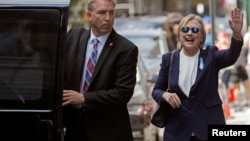 La candidate à la présidentielle Hillary Clinton quitte l'appartement de sa fille à New York, le 11 septembre 2016.