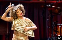 Tina Turner, saat tampil di panggung O2 Arena, London, 3 Maret 2009. (AP Photo/Kirsty Wigglesworth)