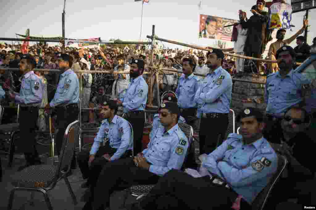 فوج کے علاوہ ریڈ زون پر دیگر قانون نافذ کرنے والے اداروں کے علاوہ اسلام آباد پولیس کی بھاری نفری بھی موجود ہے۔